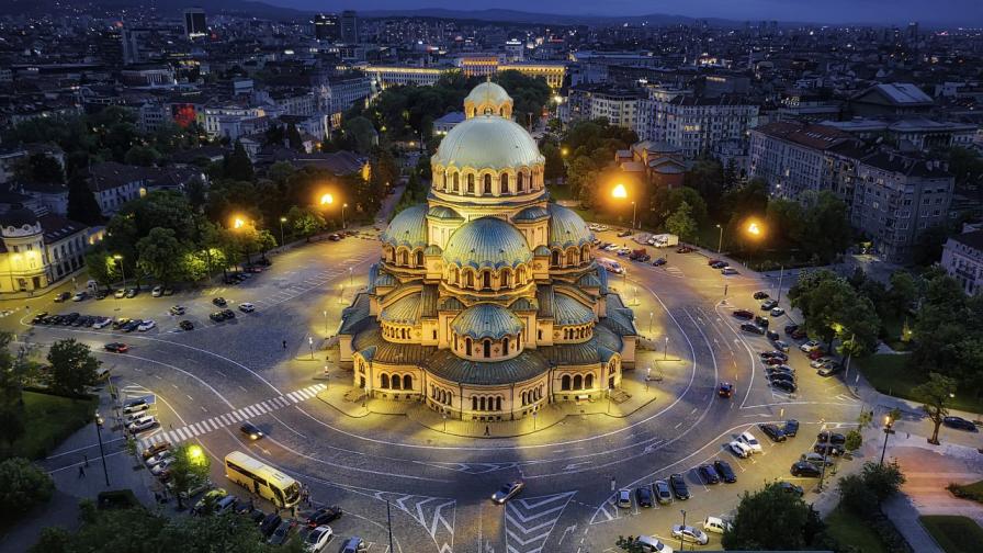 Площад "Александър Невски" и едноименната катедрала в центъра на София