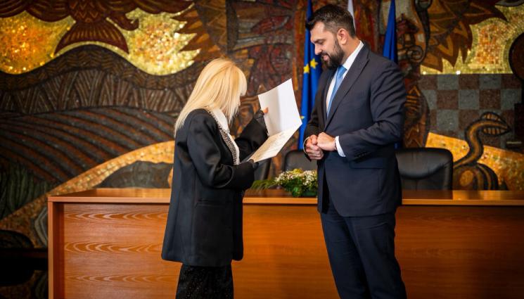 ф - Лили Иванова получи „Златна лаврова клонка“ от Министерството на външите работи