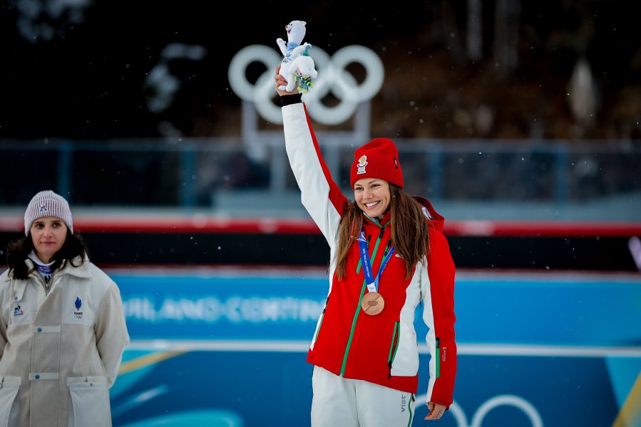 Награждаване на Лора Христова след бронзовото отличие на Зимните олимпийски1