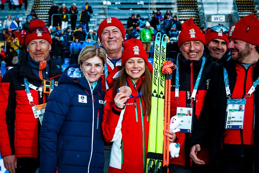 Награждаване на Лора Христова след бронзовото отличие на Зимните олимпийски1