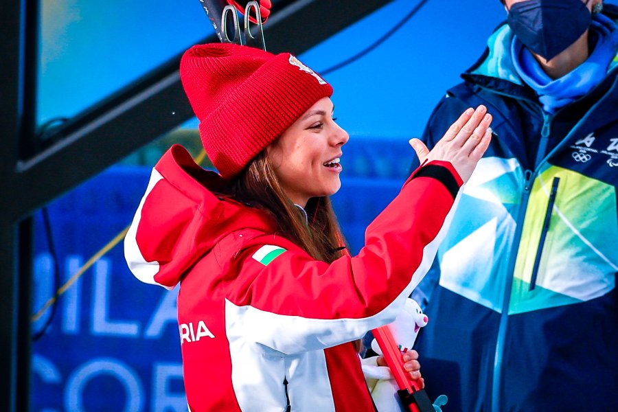 Награждаване на Лора Христова след бронзовото отличие на Зимните олимпийски1