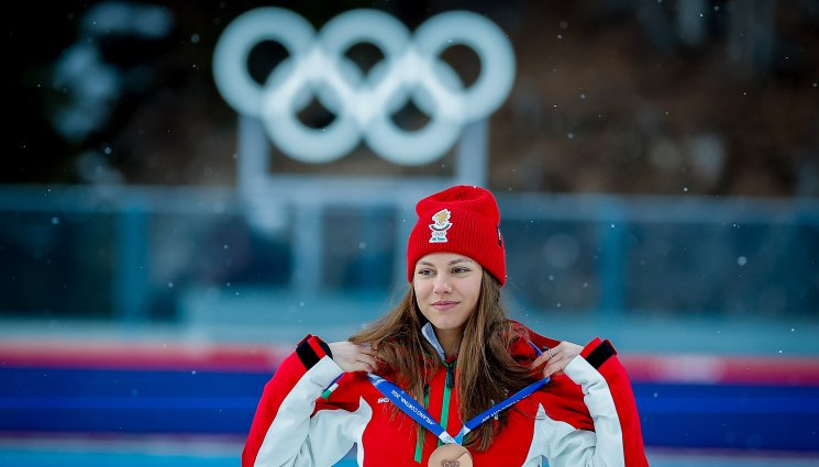 Награждаване на Лора Христова след бронзовото отличие на Зимните олимпийски