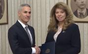 Президентът Йотова връчи мандата за служебен кабинет на Андрей Гюров
