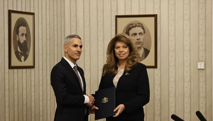 андрей гюров илияна йотова - Президентът връчи мандата за съставяне на служебен кабинет на Андрей Гюров