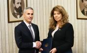 Президентът Йотова връчи мандата за служебен кабинет на Андрей Гюров