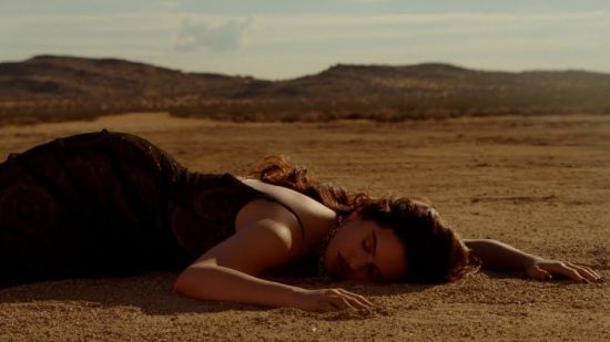 ЛЮБОВ ОТВЪД МАТЕРИАЛНОТО В НОВОТО ВИДЕО НА ROSALÍA