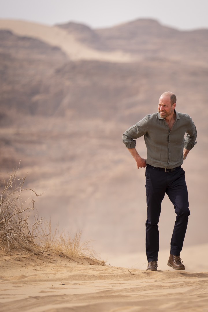 <p>Принц Уилям завърши първото си посещение в Саудитска Арабия с визита в природния резерват Шараан и историческия град Ал-Ула, запознавайки се с програми за опазване на застрашени видове и устойчиво земеделие.</p>