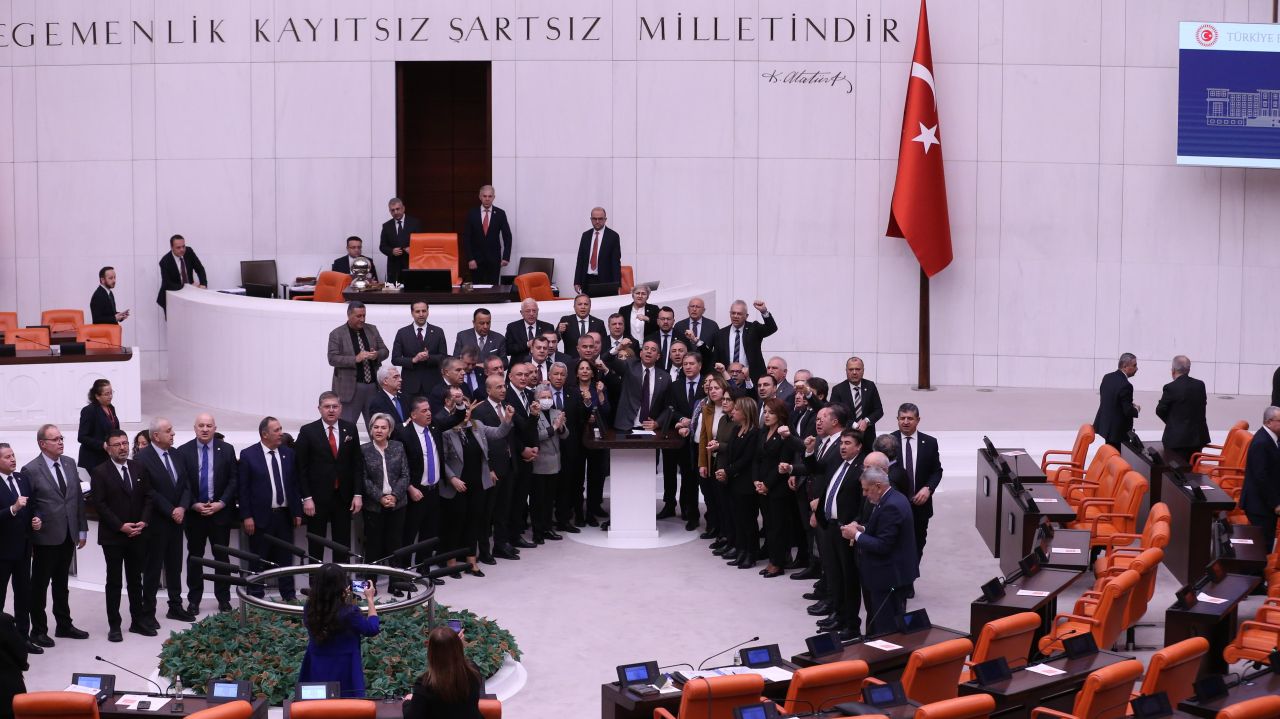 Депутати се биха по време на клетвата на новия министър в Турция