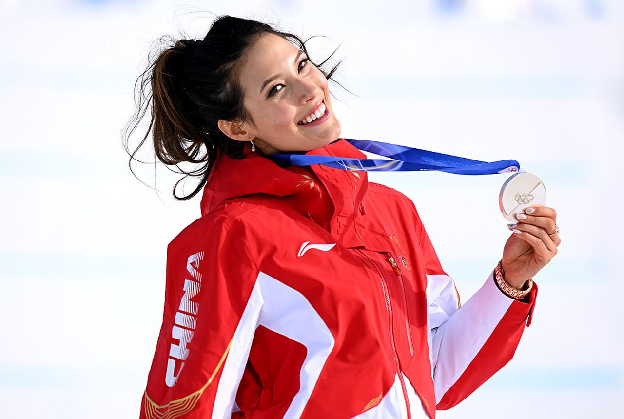 <p><strong>Айлийн Гу</strong>- Ако олимпийското господство имаше лице, това щеше да е Айлийн Гу. Китайско-американската ски суперзвезда, която сякаш се противопоставя на гравитацията, не просто печели медали &mdash; 22-годишната Гу събира милиони фенове с впечатляващи трикове, визии за модни редакции и автобиография, включваща образование в Ivy League, съчетано с атлетизъм от световна класа. В един момент тя се реe на 12 метра във въздуха като герой от Marvel, а в следващия е на корицата на Vogue Hong Kong с остър очна линия и розово червило, готова за модния подиум. Гу вече се е превърнала в голямата тройна заплаха на Зимните игри: смела, модерна и откровено неудържима.</p>