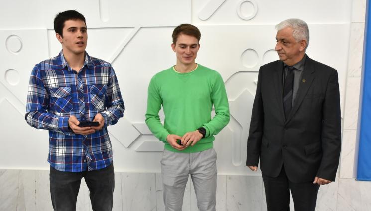 Тервел Замфиров - Ректорът на НСА награди олимпийския медалист Тервел Замфиров с почетен медал