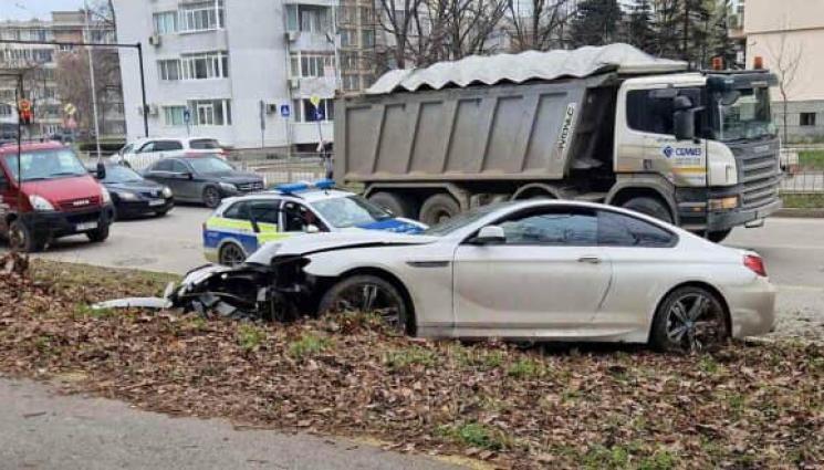 с - Надрусан с кока шофьор излетя от пътя и се приземи край тротоар и велоалея във Варна
