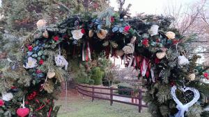 Специално аранжирана за Деня на влюбените арка в Софийския зоопарк