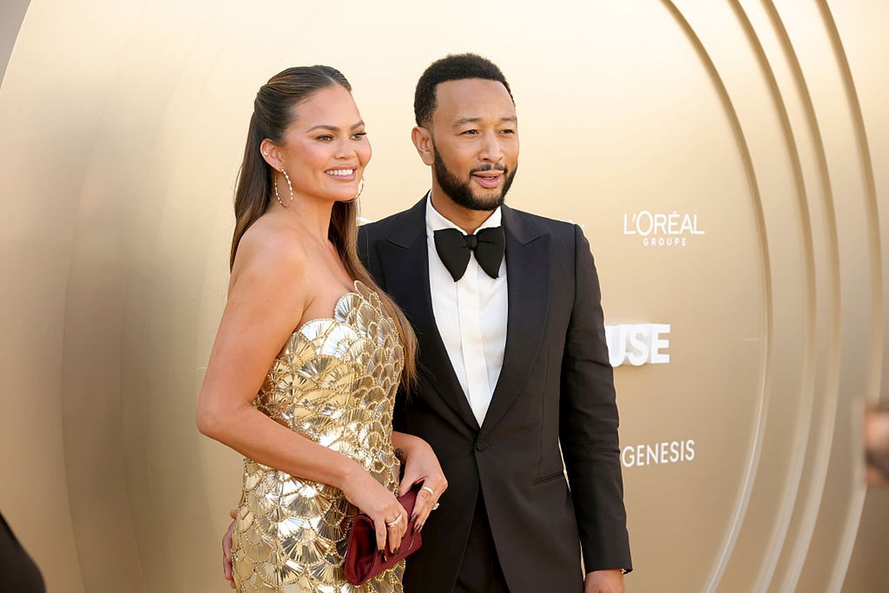 <p><strong>Криси Тейгън и Джон Леджънд</strong></p>

<p>Изненадващите пътувания са любима стратегия на звездите. През 2015 г. Леджънд организира мистериозно бягство за съпругата си. <em><strong>&bdquo;На магическа мистериозна среща съм! Най-късметлийското момиче на света&ldquo;</strong></em>, написа Тейгън в Instagram, докато двамата пътуваха с частен самолет.</p>