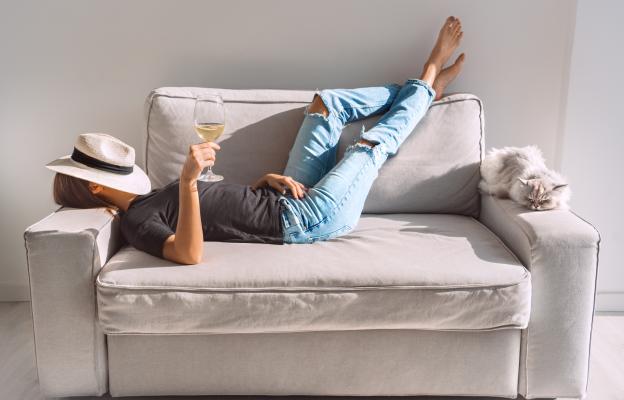 Котка и стопанка която пие вино