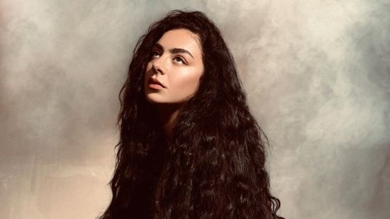 Charli xcx издава албума "Wuthering Heights“