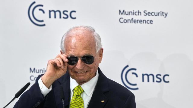 Смях и аплодисменти сред световните лидери в Мюнхен след шега за очилата на Макрон