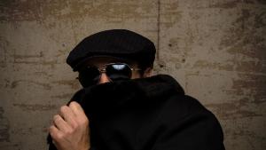 мъж шапка и очила