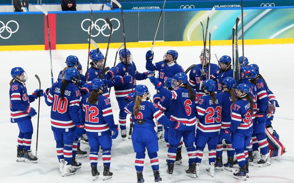 САЩ и Швеция са първите полуфиналисти на хокейния турнир при жените