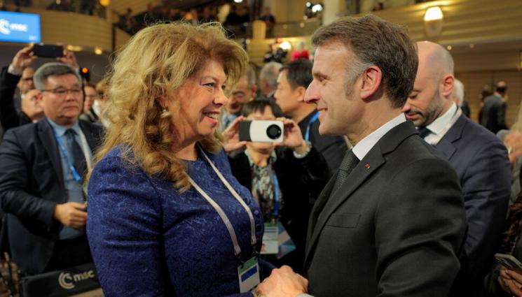 йотова макрон - Йотова разговаря с Макрон в рамките на Мюнхенската конференция