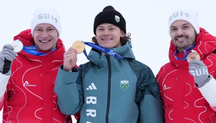 Лукас Пинейро Бротен - Репортерка дари с целувка по време на интервю шампиона в гигантския слалом при мъжете