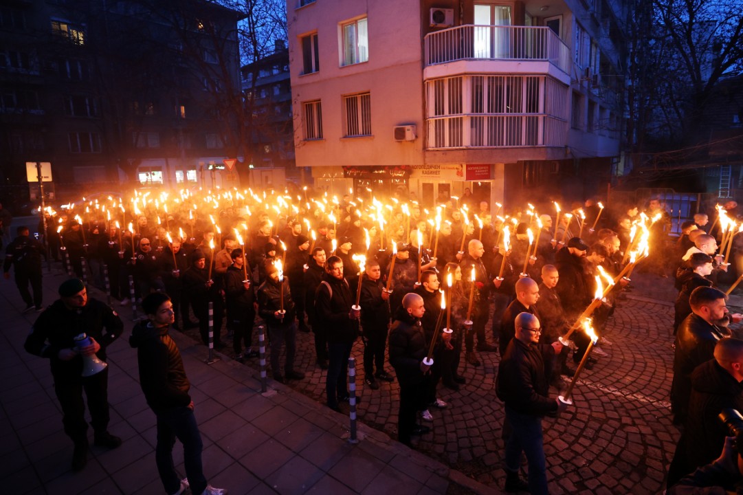 <p>Шествие в памет на ген. Христо Луков се проведе в София. То започна от ъгъла на бул. &bdquo;Княз Александър Дондуков&ldquo; и ул. &bdquo;Кракра&ldquo;, като продължи до ул. &bdquo;Тракия&ldquo;, където на фасадата на къща е поставена паметна плоча.</p>