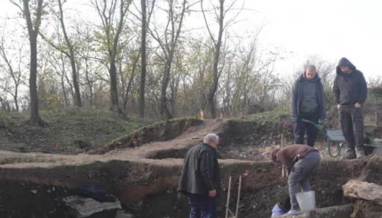 разкопки - При разкопки през тази година: Разкриват античен мол и гроб на светец