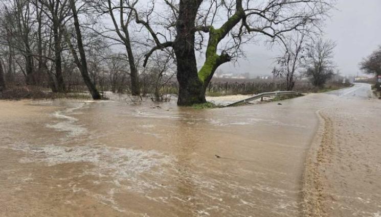 порой петрич - Порой заля пътища и превърна улици в реки в Петричко