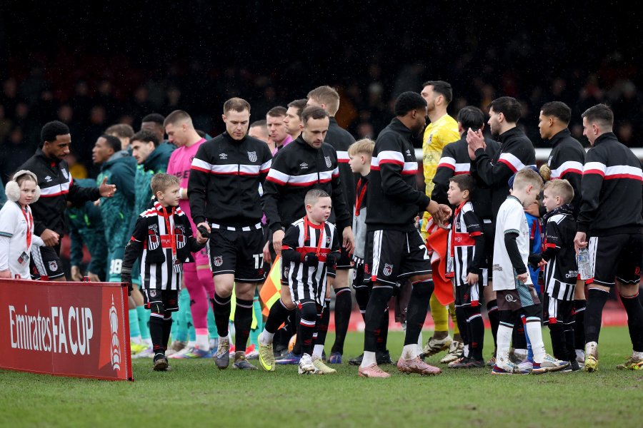 Гримсби Таун Уулвърхeмптън Уондърърс1