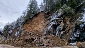 Срутена скална маса на републиканския път Смолян Девин