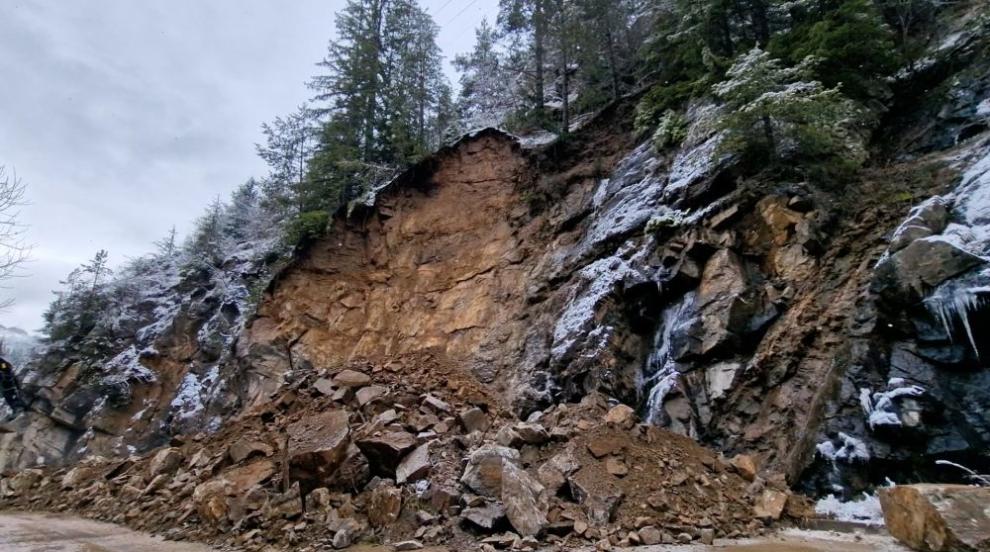 Наводнения, затворени пътища и щети след поройните дъждове в неделя (ОБЗОР)