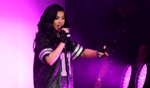 <p>Карди Би падна от стол по време на концерт в Лас Вегас</p>