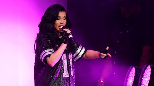 <p>Карди Би падна от стол по време на концерт в Лас Вегас</p>