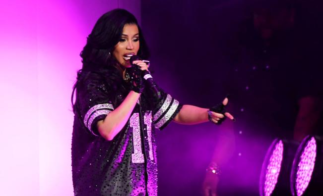 <p>Карди Би падна от стол по време на концерт в Лас Вегас</p>