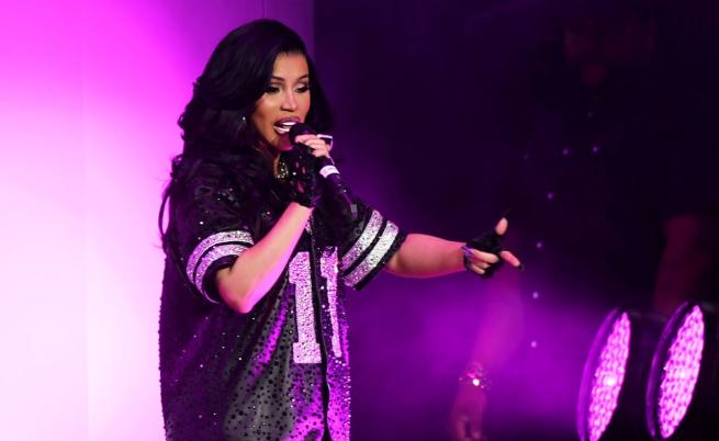 Инцидент на сцената: Карди Би падна по време на концерт и обвини „правителството“