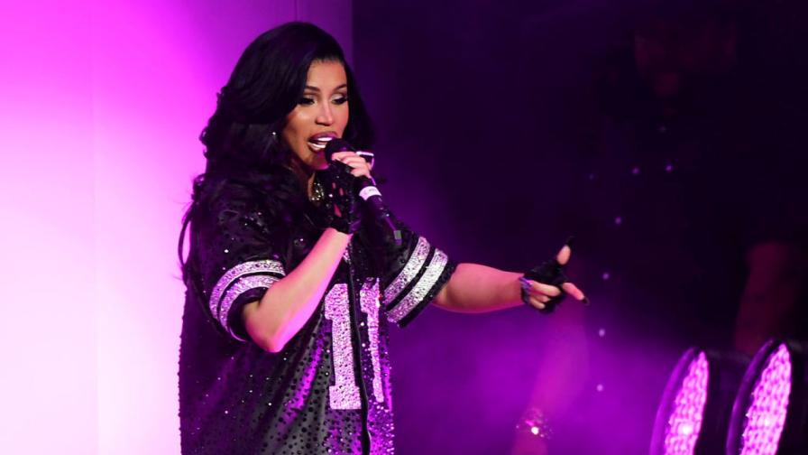 <p>Карди Би падна от стол по време на концерт в Лас Вегас</p>