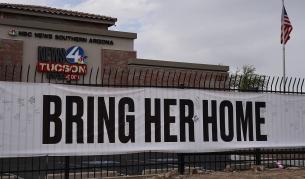 Банер "Върнете я у дома" за майката на Савана Гътри - Нанси е окачен в Тусон, Аризона