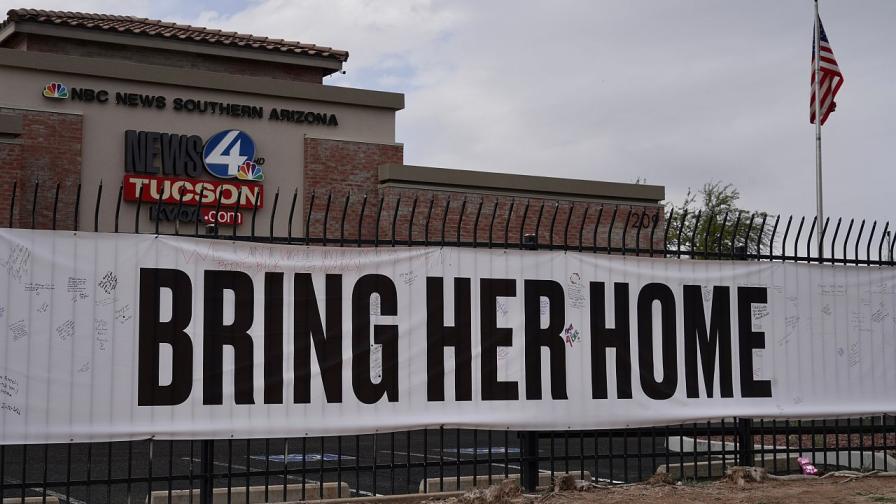 Банер "Върнете я у дома" за майката на Савана Гътри - Нанси е окачен в Тусон, Аризона