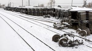 дерайлирал влак сняг
