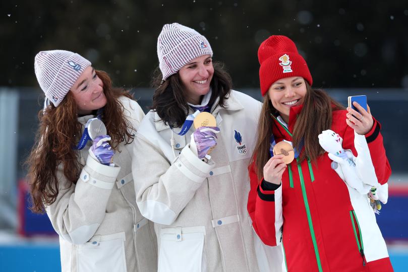 Снежната принцеса от Троян: Лора Христова, която омагьоса Милано-Кортина 2026 - снимка 5