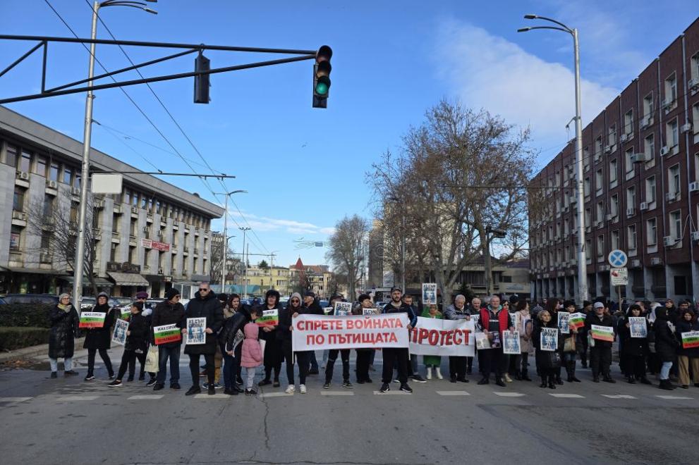 В Плевен граждани се събраха пред Съдебната палата в Плевен