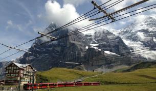 Влак дерайлира в швейцарските Алпи