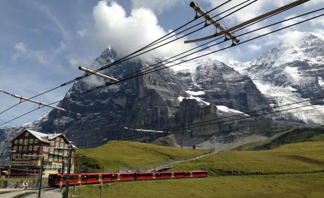 Влак дерайлира в швейцарските Алпи