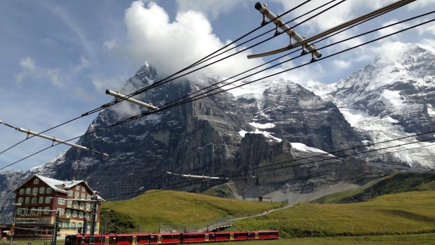 Влак дерайлира в швейцарските Алпи