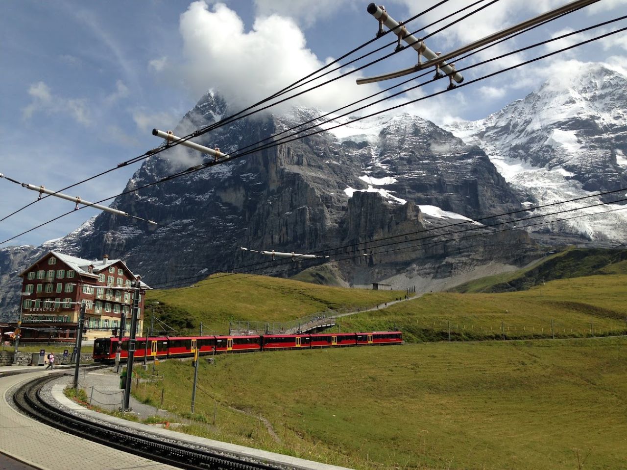 Влак дерайлира в швейцарските Алпи