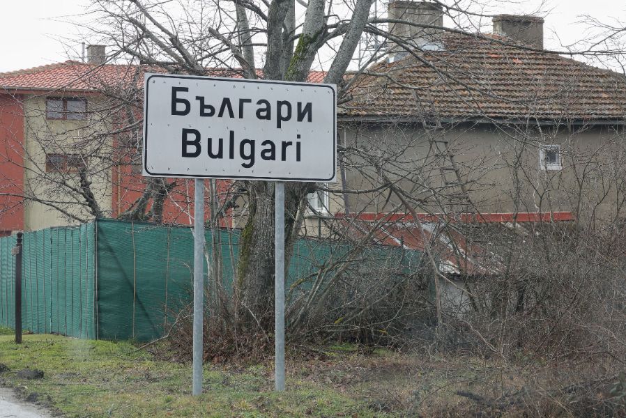 <p>Полиция отцепи района около дома на Ивайло Калушев в село Българи.</p>