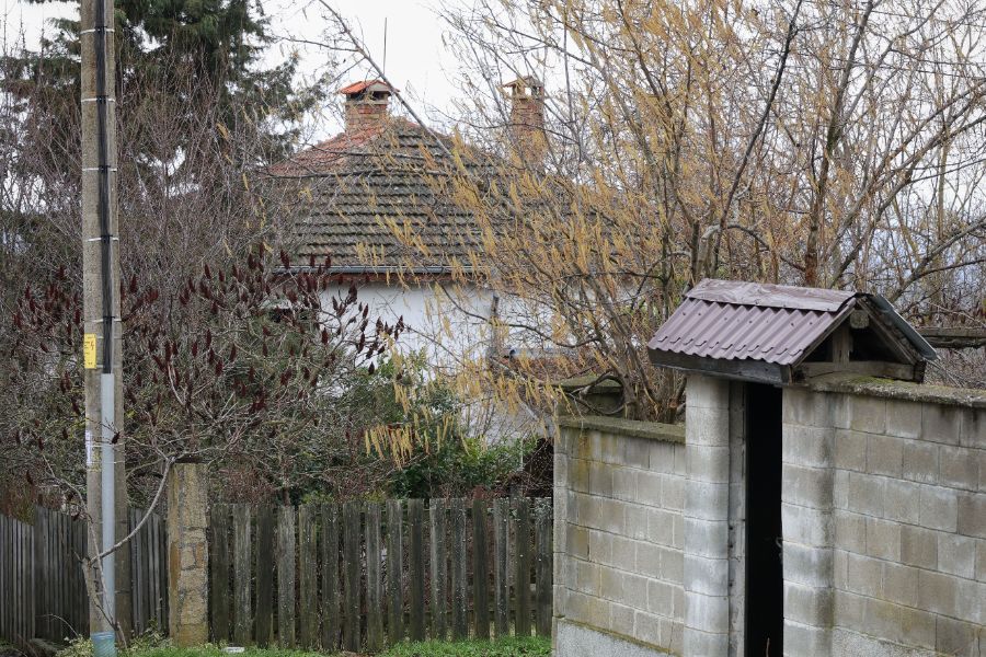 <p>Полиция отцепи района около дома на Ивайло Калушев в село Българи.</p>