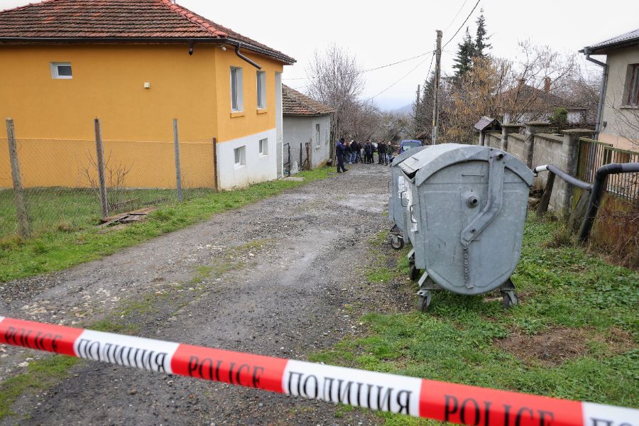 <p>Полиция отцепи района около дома на Ивайло Калушев в село Българи.</p>