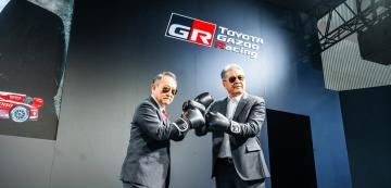 <p>Toyota в лицето на Акио Тойода (ляво) е готова за битка срещу всички предизвикателства. Иска цялата японска автоиндустрия да се обедини, за да се справи със сериозните предизвикателства, пред които е изправена</p>