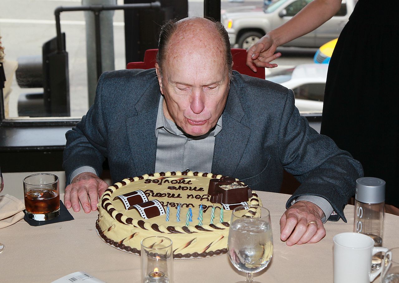 <p>Легендарният актьор Робърт Дювал почина в понеделник на 95-годишна възраст. Той беше известен с участието си в редица високо оценени от критиката проекти през холивудската си кариера, включително шедьоврите &bdquo;Кръстникът&ldquo; и &bdquo;Апокалипсис сега&ldquo;.</p>