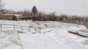 Вследствие на силния вятър и заледяването са унищожени създадените от